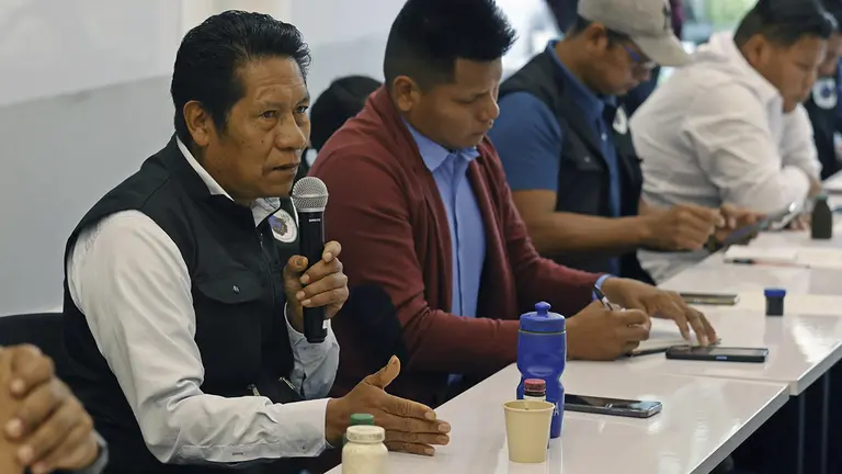 Hernando Castro, l&iacute;der ind&iacute;gena del pueblo uitoto, ofrece hoy declaraciones ante los medios en Bogot&aacute; (Colombia)./ EFE