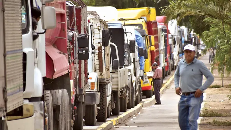 Largas filas de camiones en un surtidor de la ciudad./ NOÉ PORTUGAL