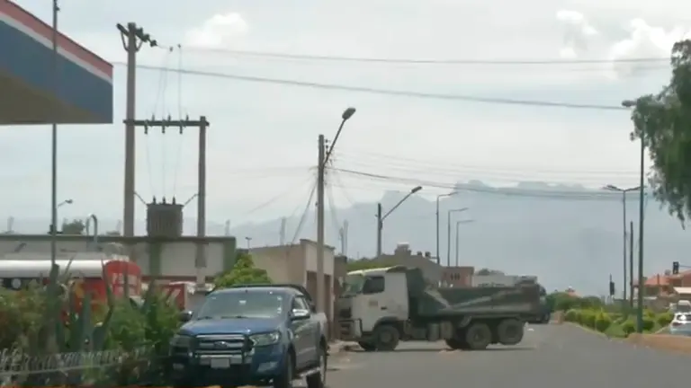 Un cami&oacute;n bloquea el ingreso al surtidor del aeropuerto. CAPTURA RED UNO