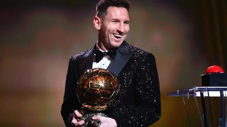 Lionel Messi, con su s&eacute;ptimo Bal&oacute;n de Oro. FRANCK FIFE