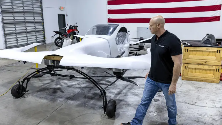 El fundador y director ejecutivo de Doroni Aerospace, Doron Merdinger, comprueba el prototipo de su avi&oacute;n el&eacute;ctrico de despegue y aterrizaje vertical (eVOLT)./ EFE