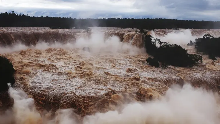 Fotograf&iacute;a que muestra las Cataratas del Iguaz&uacute; hoy, ubicadas en la ciudad de Foz do Igua&ccedil;u, oeste de Paran&aacute; (Brasil). EFE