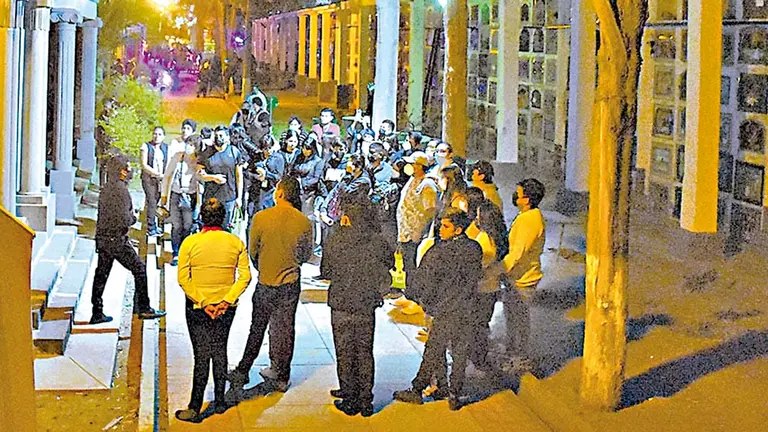 La poblaci&oacute;n hace un recorrido nocturno por el 
Cementerio General./ ARCHIVO
