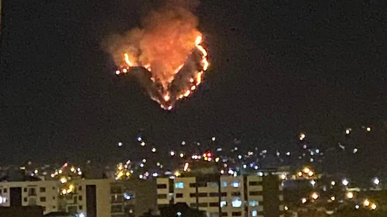 Incendio visto desde la ciudad./ CORTES&Iacute;A TUNARI SIN FUEGO