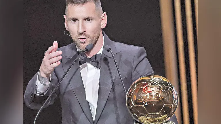 Messi brinda declaraciones tras recibir el octavo Bal&oacute;n de Oro de su carrera./ EFE