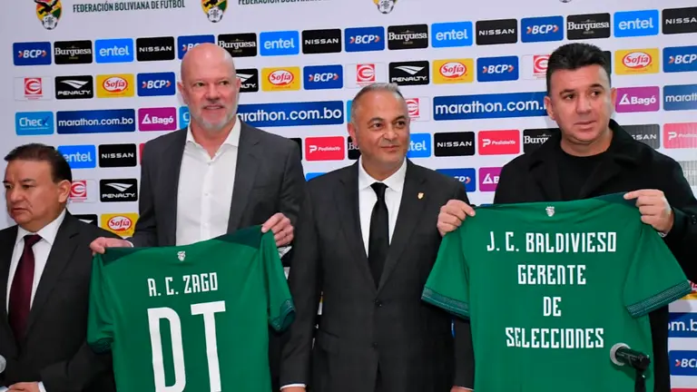 Carlos Zago, Fernando Costa y Julio C&eacute;sar Baldivieso en la firma de contratos. APG