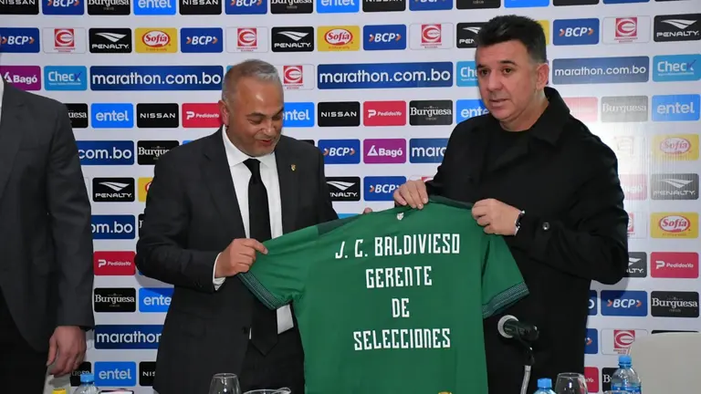 Julio C&eacute;sar Baldivieso (d), junto al federativo Fernando Costa. APG