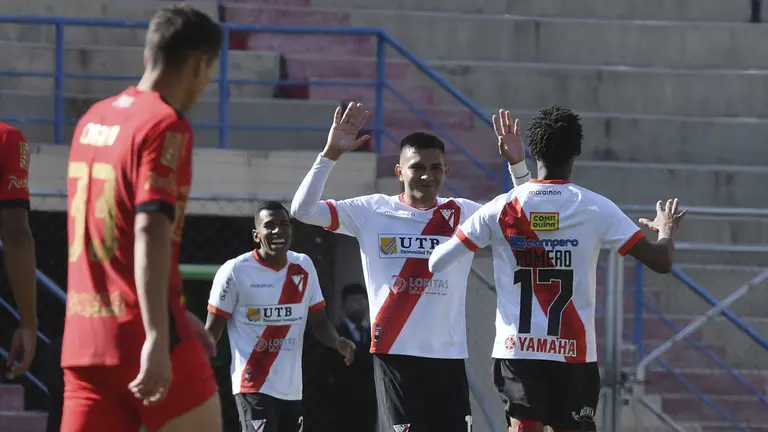 Jugadores de Always Ready celebran el triunfo ante la mirada de un futbolista de Universitario./ APG