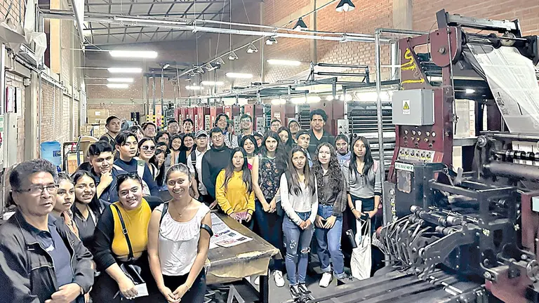 Estudiantes de Comunicaci&oacute;n
de la UMSS visitan OPINI&Oacute;N./ OPINI&Oacute;N