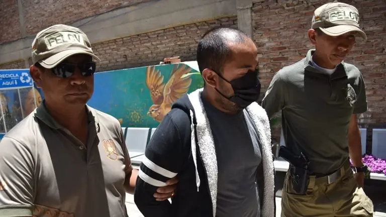 El padre que abus&oacute; sexualmente de su hijo de 7 a&ntilde;os es presentado ante la prensa. NO&Eacute; PORTUGAL