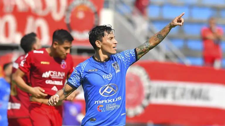 El jugador Sergio Adri&aacute;n celebra su gol convertido en el partido./ APG
