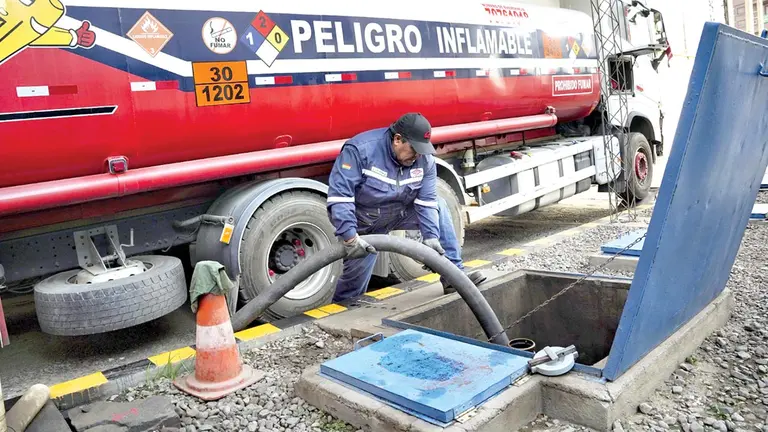 YPFB abastece con di&eacute;sel a los surtidores del pa&iacute;s./ YPFB