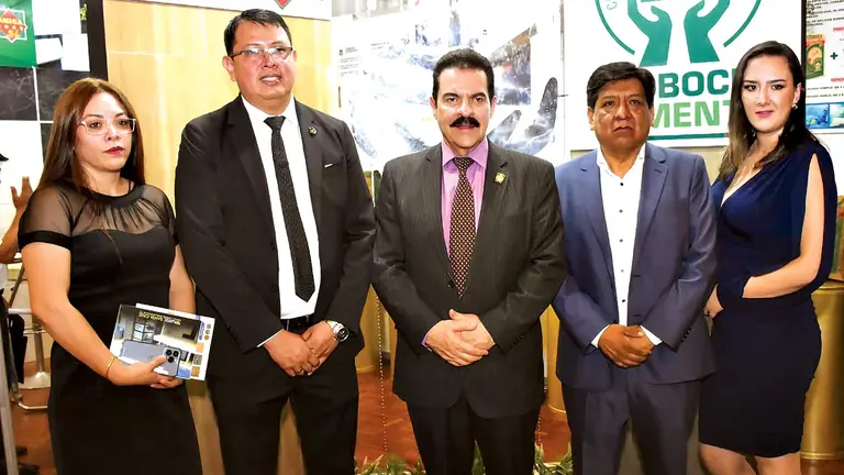 El gerente de COBOCE R.L., Raúl Solares (segundo), junto al alcalde, Manfred Reyes Villa, y otras autoridades./ NOÉ PORTUGAL