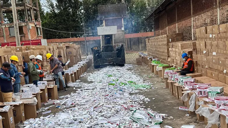 Destrucci&oacute;n de cigarrillos en el operativo. TOMADA DE URGENTE.BO