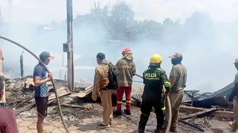 Trabajo de Bomberos y vecinos para controlar el fuego en las viviendas afectadas./ CAPTURA VIDEO