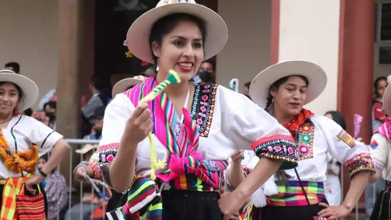 Una joven participa de la Entrada Aut&oacute;ctona en Sacaba, en 2022./ ALCALD&Iacute;A DE SACABA
