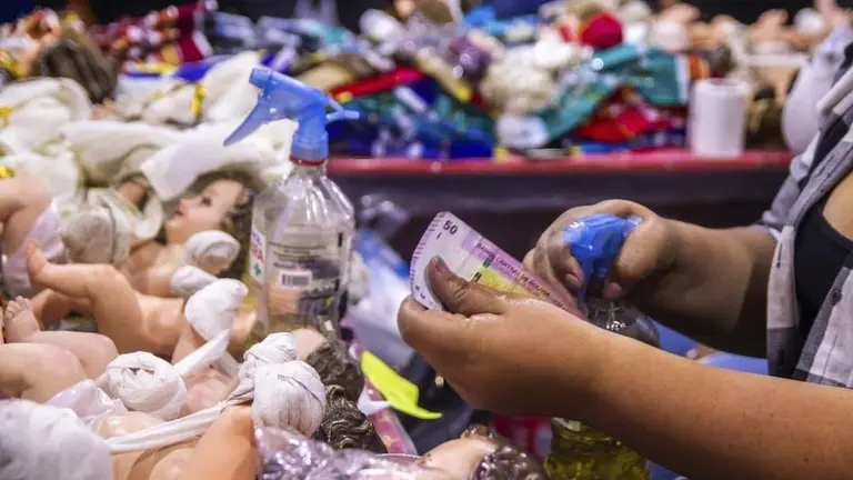 Un puesto de venta en una anterior Feria Navide&ntilde;a, en la avenida 6 de Agosto. ARCHIVO