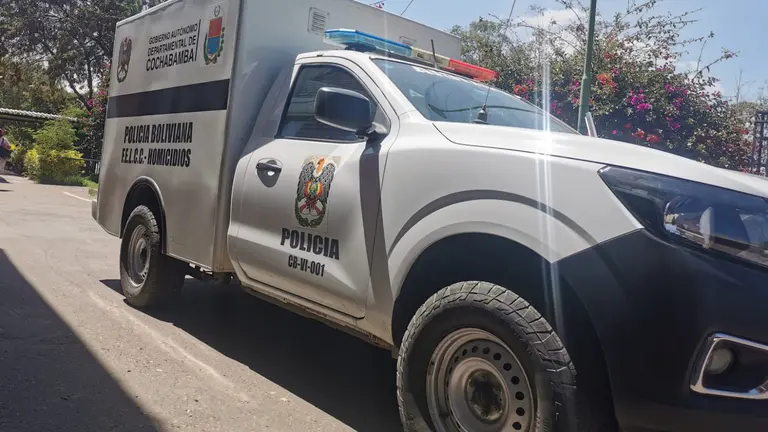 El veh&iacute;culo de la Divisi&oacute;n Homicidios de la Fuerza Especial de Lucha Contra el Crimen (FELCC) de Cochabamba./ OPINI&Oacute;N