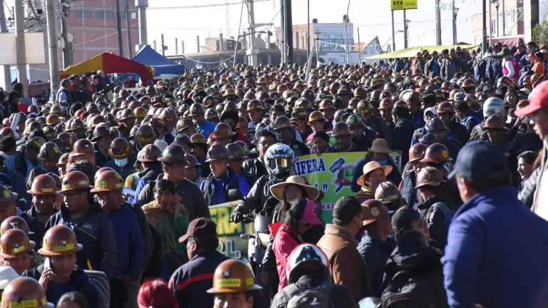 Aur&iacute;feros marchan desde El Alto hacia La Paz. APG