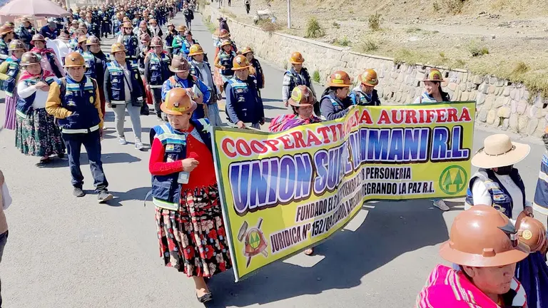Marcha de mineros auríferos desciende desde El Alto hasta la sede de gobierno./ FERECOMIN RL