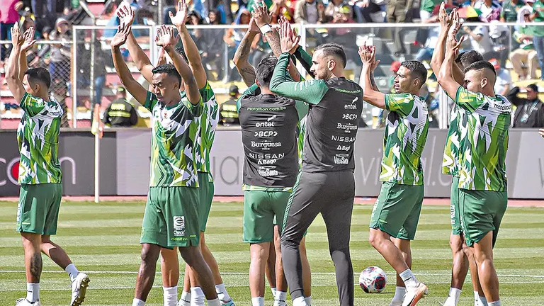 Jugadores de la Verde saludan a la afici&oacute;n del Siles antes de un duelo oficial./ DICO SOL&Iacute;S