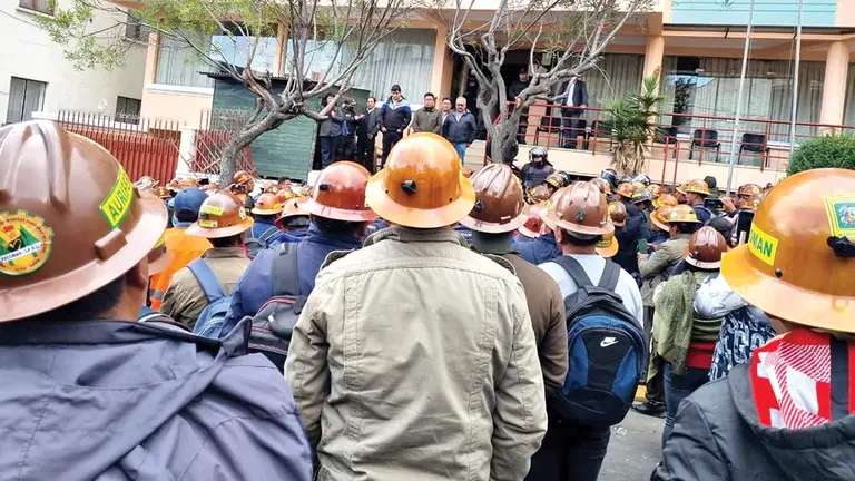 Mineros protestan frente a las oficinas del Sernap./ ERBOL