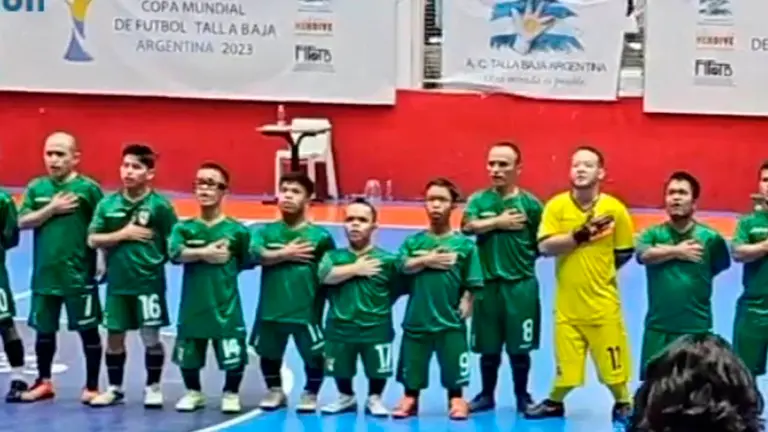 La selecci&oacute;n nacional antes de debutar en el Mundial de Talla Baja./ CAPTURA