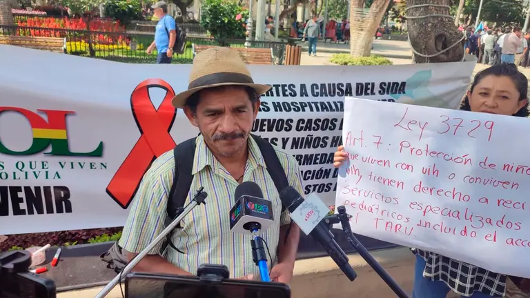 Activistas de Redbol en una conferencia de prensa sobre la afectaci&oacute;n del VIH-SIDA en menores de edad. Shirley Villarroel