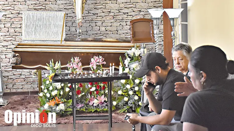 Velan el cuerpo de Nelson Sadot C.M., quien fue asesinado junto a su pareja el s&aacute;bado en Colcapirhua, Cochabamba./ DICO SOL&Iacute;S