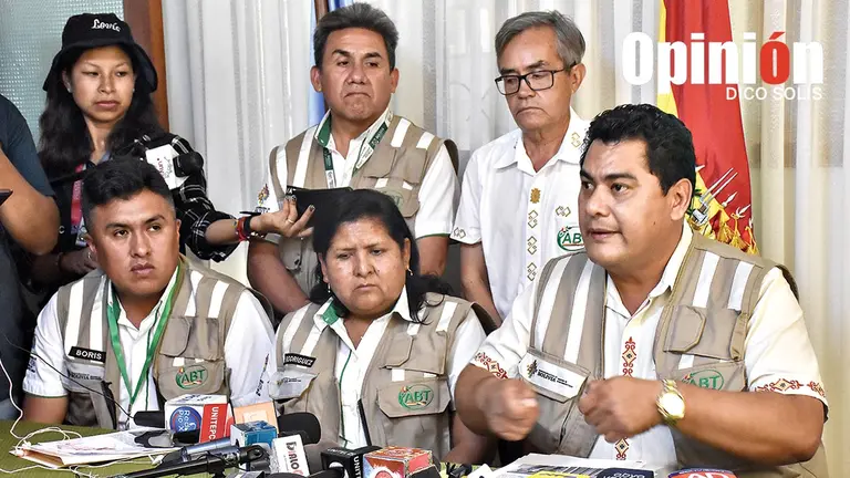 Las autoridades de la ABT este 7 de noviembre en Cochabamba./ DICO SOL&Iacute;S