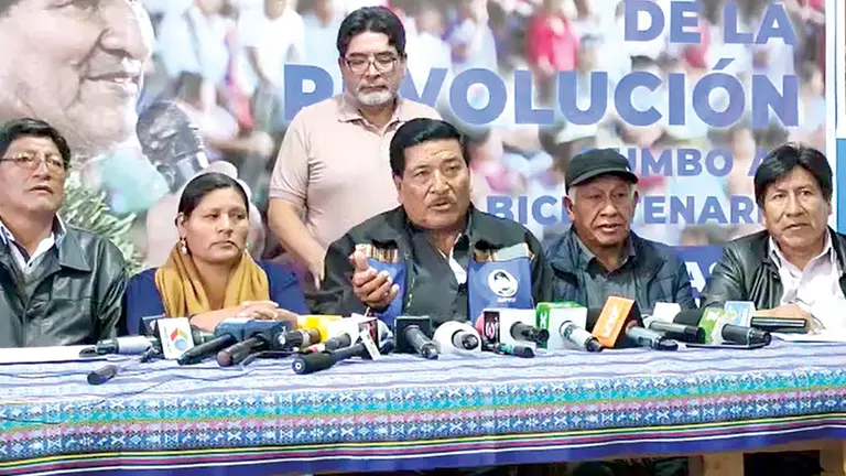 El dirigente del MAS Gerardo Garc&iacute;a (c) brinda declaraciones a los medios./ ERBOL
