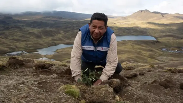 Constantino Aucca lleva d&eacute;cadas trabajando en la conservaci&oacute;n y restauraci&oacute;n de los bosques andinos./ UNEP
