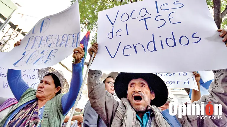 La vigilia de militantes del ala evista del MAS-IPSP en el TED, este 8 de noviembre./ DICO SOL&Iacute;S