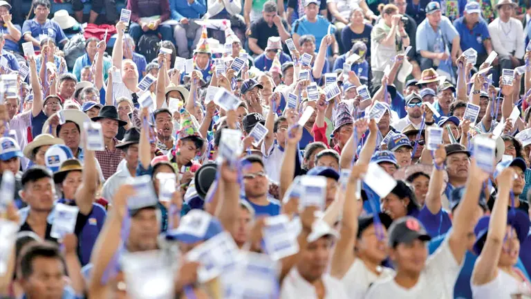 Foto referencial de militantes de un partido pol&iacute;tico./ ABI