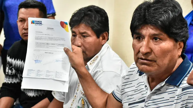 El expresidente Evo Morales mostrando un extracto de sus aportes. DICO SOL&Iacute;S