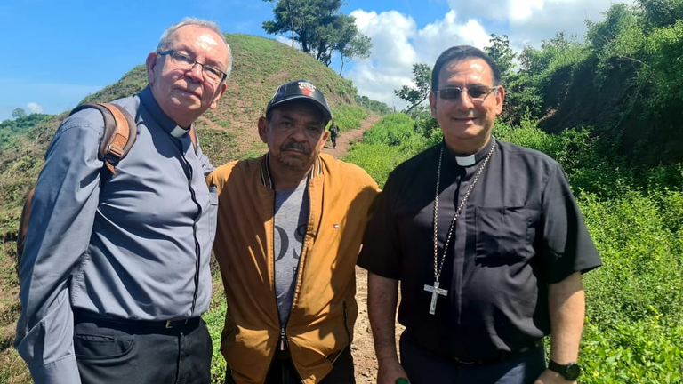 Padre del futbolista minutos despu&eacute;s de ser liberado.