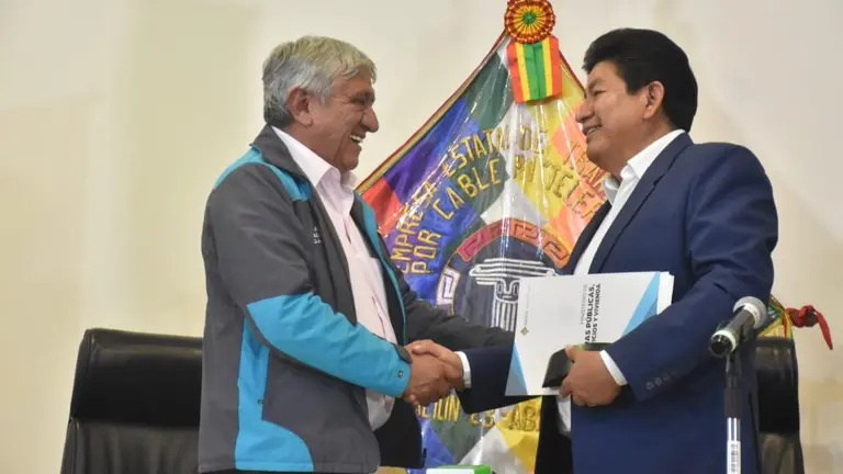 El alcalde Iv&aacute;n Arias (i) y el ministro de Obras Publicas, &Eacute;dgar Monta&ntilde;o, se muestran juntos. GAMLP