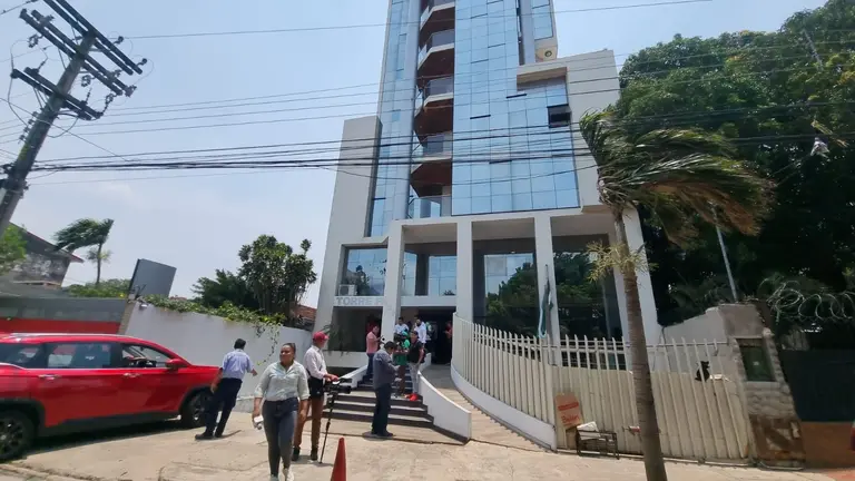 Medios de prensa fuera del edificio Torre Fiori. MILTON MORENO