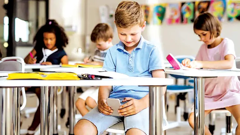 &iquest;Prohibir los celulares en las escuelas funciona?./ FREEPIK