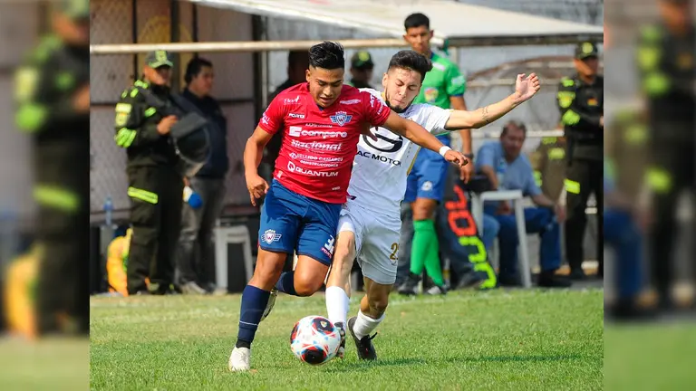 Una jugada del partido que termin&oacute; 1-1 entre Real Santa Cruz y Wilstermann en "El Pajonal". APG