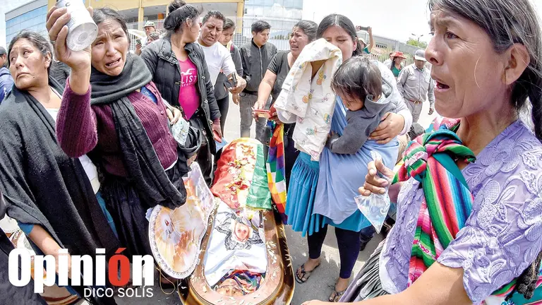 Familiares recogen los cuerpos de las víctimas mortales del IDIF, el 16 de noviembre de 2019. / DICO SOLÍS