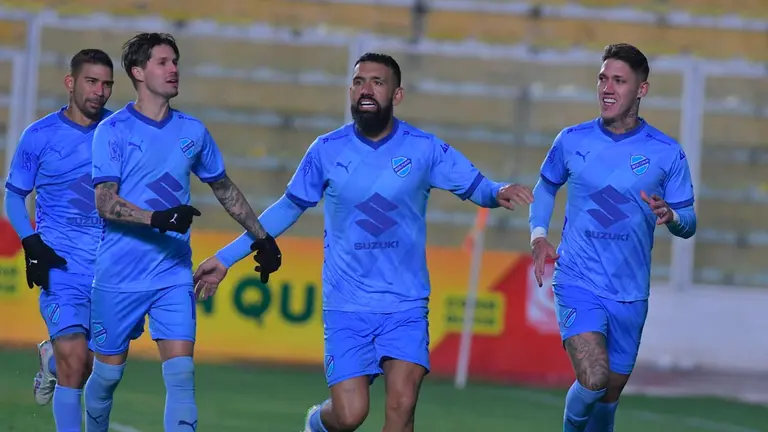 Jugadores de Bol&iacute;var celebran una conquista durante la goleada (5-1) sobre Independiente en el Hernando Siles. APG