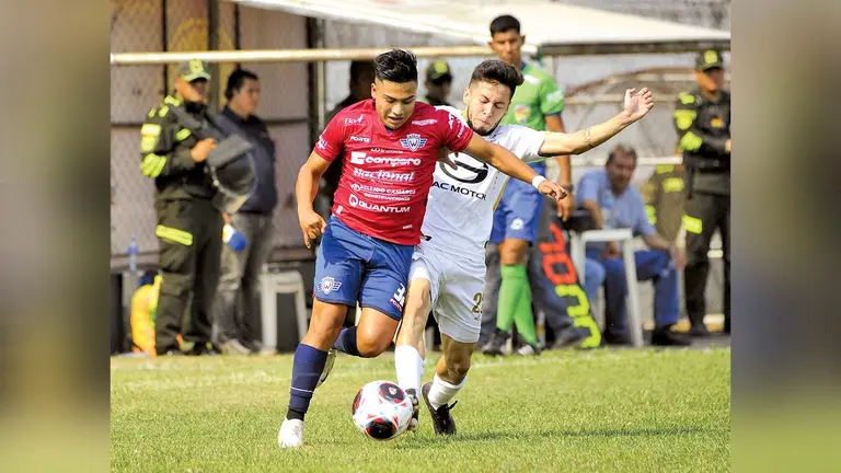 Una acción del partido que acabó con igualdad (1-1) en la visita del Hércules al conjunto albo. / APG