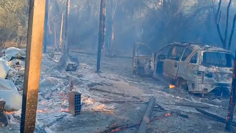 Una casa reducida a cenizas, mientras el fuego amenaza las vigas. Foto/ captura video INFORME AMAZ&Oacute;NICO.