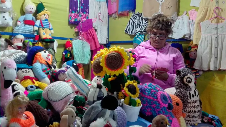 La emprendedora In&eacute;s Paniagua participa en la Feria de Alasitas. JORGE FERN&Aacute;NDEZ.