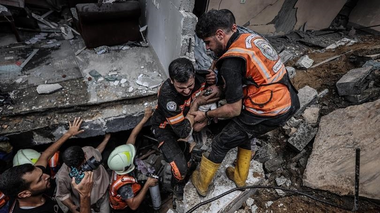 Palestinos tratan de sobrevivir tras un ataque en Gaza. AGENCIA ANDOLU