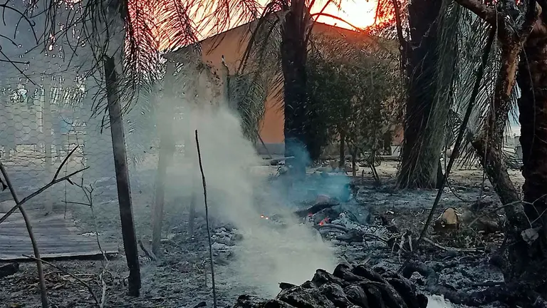 Im&aacute;genes de una vivienda reducida a cenizas en San Buenaventura luego de que el incendio alcanzar&aacute; al centro del municipio. APG