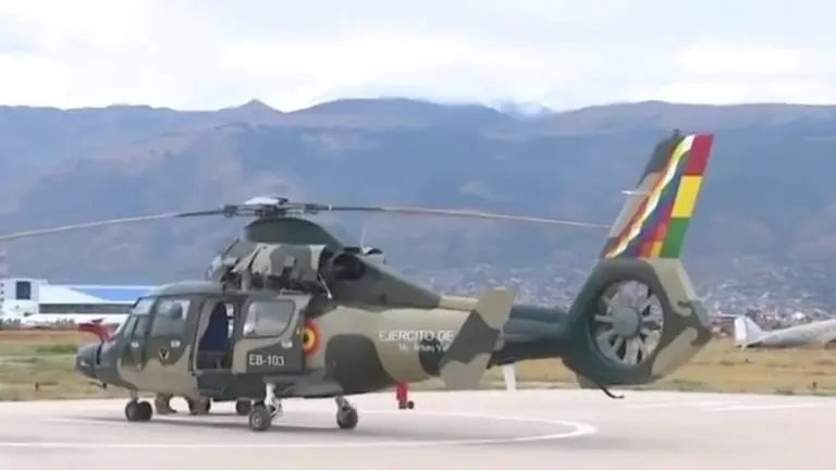 La aeronave Z9 con registro EB-103 del Ej&eacute;rcito de Bolivia que realizar&aacute; el rescate del cuerpo en Pojo. BOLIVIA TV