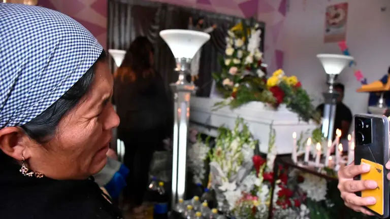 La madre de Beatriz, la joven asesinada en un alojamiento, clama por justicia en el velorio de la menor. DICO SOL&Iacute;S