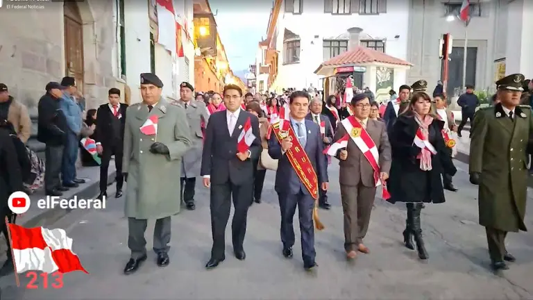 Autoridades departamentales encabezan el desfile c&iacute;vico en la noche del 9 de noviembre en la ciudad de Potos&iacute;.
Cr&eacute;dito: Captura de El Federal Noticias